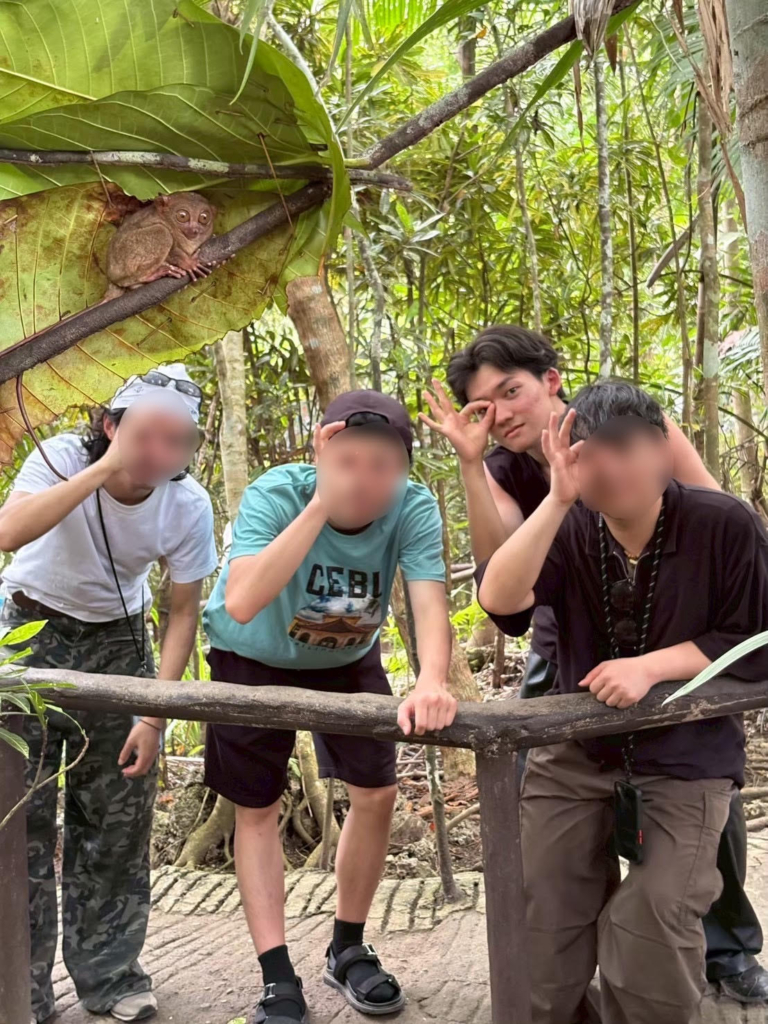 セブ島でメガネザルと一緒に撮った写真です！
